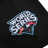 Camiseta de béisbol estilo jersey, color negro, con cierre frontal de botones, mangas cortas y el logo de los New York Yankees bordado en el frente.