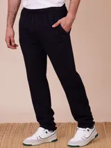 Pantalón tipo jogger de corte recto, confeccionado en tejido de algodón y poliéster, con cintura elástica y bolsillos laterales.
