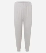 Pijama de dos piezas confeccionado en tejido ribana, compuesto por una remera de manga larga con escote en V y detalle de encaje, y un pantalón largo con cintura elástica.