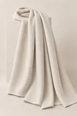 Bufandón de lana lambswool color gris oscuro, suave y liviano, de diseño amplio y versátil que permite usarlo como ruana.