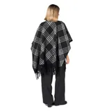 Poncho abierto con diseño de cuadros escoceses en tonos negro, gris y blanco. Presenta bordes con flecos largos y una caída fluida sobre los hombros.