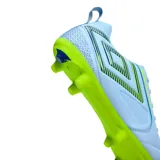 Championes de fútbol Umbro modelo Vision Hg/Fg, color celeste con detalles en verde lima.