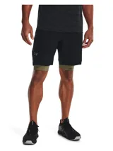Short deportivo Under Armour de secado rápido, color negro, con diseño de doble capa que incluye una calza interna en color verde oliva. Cuenta con logo de la marca en la pierna derecha, cintura elástica y bolsillos laterales.