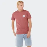 Remera manga corta color ladrillo con logo circular de Rip Curl estampado en el pecho. Confeccionada en algodón orgánico.