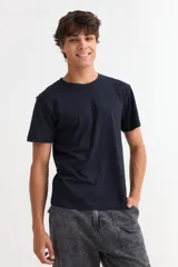 Remera básica de manga corta y cuello redondo, confeccionada en algodón.