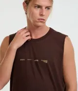 Musculosa de algodón color marrón oscuro, con cuello redondo y sin mangas. Presenta un estampado lineal minimalista en el centro del pecho.