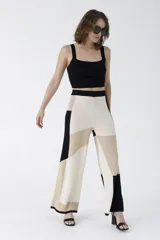 Crop top tejido de punto con escote cuadrado y breteles anchos, de corte ajustado al cuerpo.