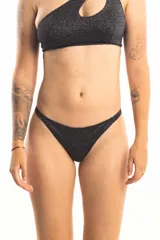 Bombacha de bikini less forrada, color negro con brillo (lurex), con tiras laterales para atar y ajuste regulable.