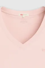 Remera Levi's de manga corta y cuello en V, en color rosado, con pequeño logo bordado en el pecho.