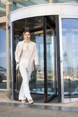 Blazer sastrero rosa de corte clásico, con solapas de muesca, cierre frontal con un botón, bolsillos delanteros con solapa, mangas largas y abertura en la espalda.