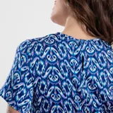 Vestido corto con estampado azul y blanco, cuello mao, mangas cortas y lazo en la cintura.