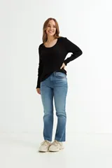 Sweater color beige de tejido de punto acanalado, con cuello redondo y mangas largas.