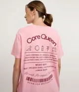 Remera de algodón BCI, color rosa claro con efecto desteñido, de corte oversized y cuello redondo. Presenta un pequeño bordado en el pecho con la frase "Core Queen" en color bordó.