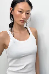 Musculosa de rib color gris claro melange, confeccionada en algodón, con escote redondo y tirantes finos.