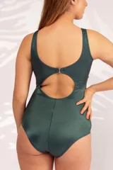 Malla entera color borgoña con breteles finos y escote en V con nudo.