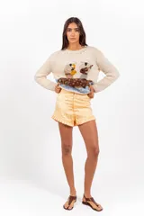 Short mini de jacquard tonal celeste con motivo de inspiración vintage y detalle de volados en el ruedo.