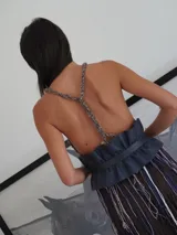 Cinturón de cuero genuino color azul marino, con diseño de roseta en la parte delantera y hebilla dorada.