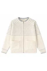 Campera tejida de punto con cierre frontal, cuello redondo, mangas largas y dos bolsillos frontales. Presenta un diseño de rayas horizontales en la parte superior y en los puños.