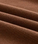 Suéter masculino de punto piqué con textura, cuello redondo y mangas largas. Presenta un diseño básico y versátil con un calce confortable.