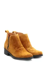 Bota corta de cuero color marrón con elásticos laterales negros, taco bajo y tirador trasero.