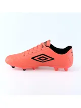 Championes de fútbol Umbro modelo Clasic II HG, color azul marino con suela y tapones en color naranja. Presenta el logo de la marca en blanco en el lateral y cierre con cordones.