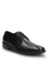 Zapato de vestir formal Hush Puppies, confeccionado en cuero negro con diseño tradicional de puntera recta y cierre mediante cordones. Cuenta con plantilla de cuero transpirable y suela de goma.