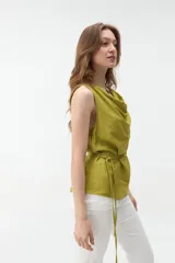 Musculosa bordó con escote drapeado, sin mangas y diseño holgado con lazo para ajustar en la cintura.