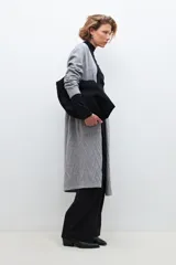 Ruana larga gris melange con estructura zig-zag.
