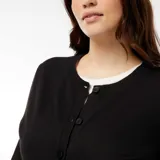 Cárdigan negro de punto fino con cuello redondo y cierre frontal con botones.