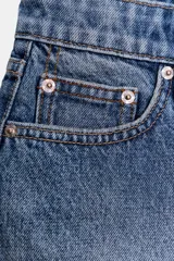 Shorts de denim de tiro medio, corte mom fit, con cinco bolsillos y cierre frontal con cremallera y botón, en color azul lavado.