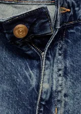 Short de jean estilo wideleg con diseño midi, tiro bajo y cinco bolsillos. Confeccionado en tejido de algodón con efecto desgastado.