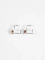 Aros de diseño geométrico cuadrado en color plateado, con incrustación de piedra circular en tono rojizo.