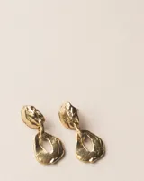 Aros colgantes con forma irregular, realizados en bronce y alpaca, con pernos y cierres mariposa de plata 925.