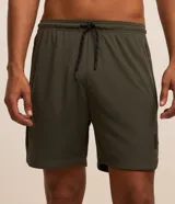 Bermuda deportiva masculina de color azul marino, con cintura elástica y cordón ajustable, bolsillos laterales con cierre y tecnología Dry para mayor transpirabilidad.