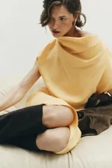 Vestido midi de corte evasé confeccionado en mezcla de modal, con cuello fluido tipo drapeado, manga sisa caída y abertura en la espalda.