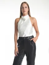 Pantalón de noche marca Ninety, confeccionado en tela con lentejuelas negras. Presenta silueta de pierna recta, cintura elástica y bolsillos laterales.