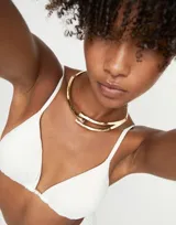 Collar rígido dorado con diseño geométrico y cierre de mosquetón. Fabricado con aleación de metales bañada en oro de 18k.