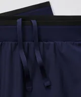 Short deportivo Fabletics The Fundamental color negro, con cintura elástica y logo reflectante en el lateral.