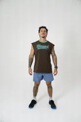 Short deportivo celeste con estampado de logo en la pierna izquierda y aberturas laterales.