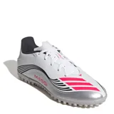 Championes de fútbol Adidas modelo F50 Messi Club TF, diseñados para canchas de césped sintético. Presentan un diseño en color blanco con detalles en plateado, negro y rosa neón, incluyendo la inscripción Messi en el lateral y las icónicas tres tiras de la marca.