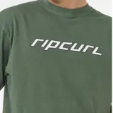 Remera de manga corta Rip Curl, color verde oliva, con cuello redondo y logo de la marca estampado en el pecho en color blanco.