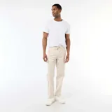 Pantalón cargo de corte regular fit en color gris claro (Gris Lune), con bolsillos laterales en las piernas y cordón ajustable en la cintura.