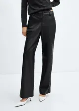 Pantalón de tiro alto con efecto piel, de diseño recto y largo. Cuenta con trabillas para cinturón, cinco bolsillos funcionales y cierre frontal con cremallera y botón.