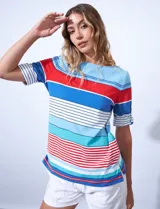 Remera de algodón con rayas horizontales en azul, celeste, rojo y blanco.