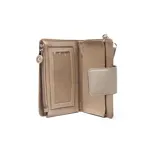 Billetera tipo fichero color beige, confeccionada en material textil con cierre de solapa y broche magnético. Incluye una correa de muñeca extraíble y un aplique circular con el logo de la marca en el frente.