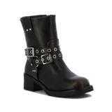 Bota de caña baja de cuero color marrón, con taco cuadrado, puntera redondeada y diseño estilo biker. Cuenta con dos tiras con hebillas metálicas y ojalillos decorativos alrededor del empeine.