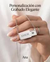 Collar de acero con dije en forma de sobre rectangular que cuenta con una lámina deslizable interna, ideal para grabado o almacenamiento de fotografía. Diseño minimalista con cadena fina de eslabones.