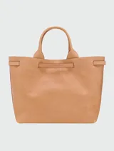 Bolso tipo tote de cuero color tostado, con diseño minimalista, doble asa de mano y cierre frontal con hebilla metálica dorada.