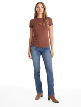 Remera de tejido acanalado con escote a la base y manga corta, confeccionada en modal con elastano.