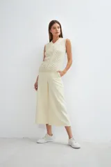 Chaleco de lana color crudo, tejido con escote en V y diseño con diferentes puntos combinados en el frente.